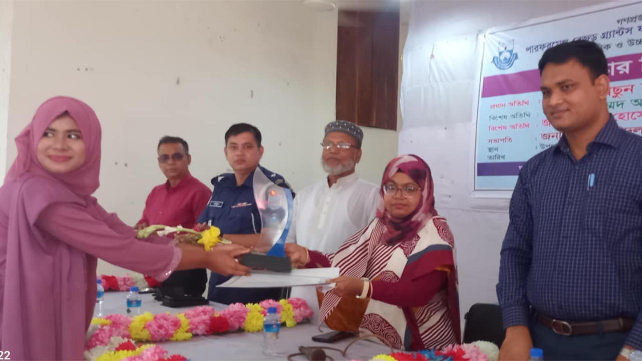 অতিথিদের কাছ থেকে সনদ, ক্রেস্ট ও ফুল নিচ্ছেন কৃতি শিক্ষার্থী