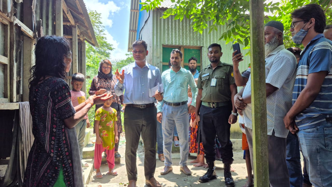 ১২ বছর শিকলবন্দী জীবন, ভাইবোনের পাশে দাঁড়ালেন কটিয়াদীর ইউএনও