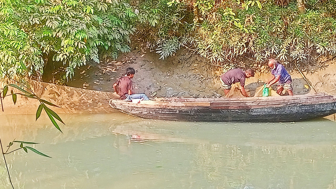 নিষিদ্ধ চরগড়া জাল দিয়ে অবাধে চলছে ছোট মাছ নিধন
