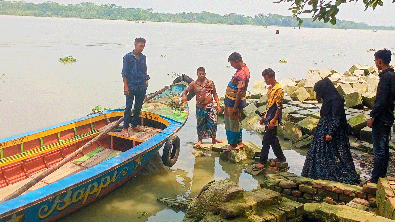 ঝুঁকি নিয়ে উঠানামা যাত্রীদের
