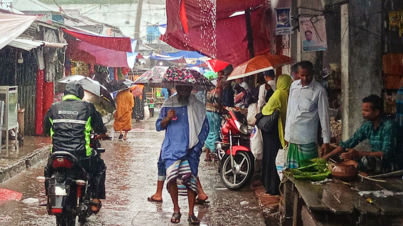 বৃষ্টিতে জনজীবন বিপর্যস্ত