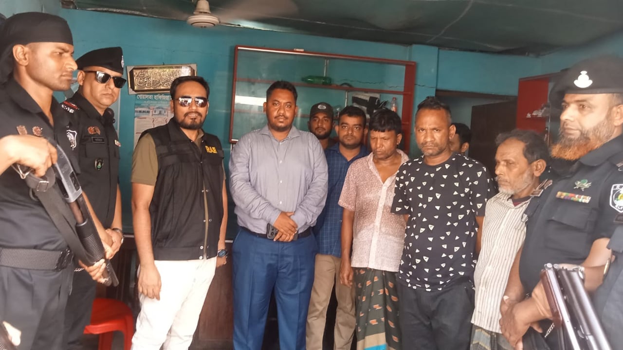 অবৈধভাবে জ্বালানি তেল মজুদের অভিযোগে তিন ব্যবসায়ীকে জরিমানা করে ভ্রাম্যমাণ আদালত