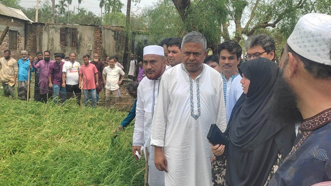 ক্ষতিগ্রস্ত এলাকা পরিদর্শন করেন রাজনৈতিক নেতৃবৃন্দ
