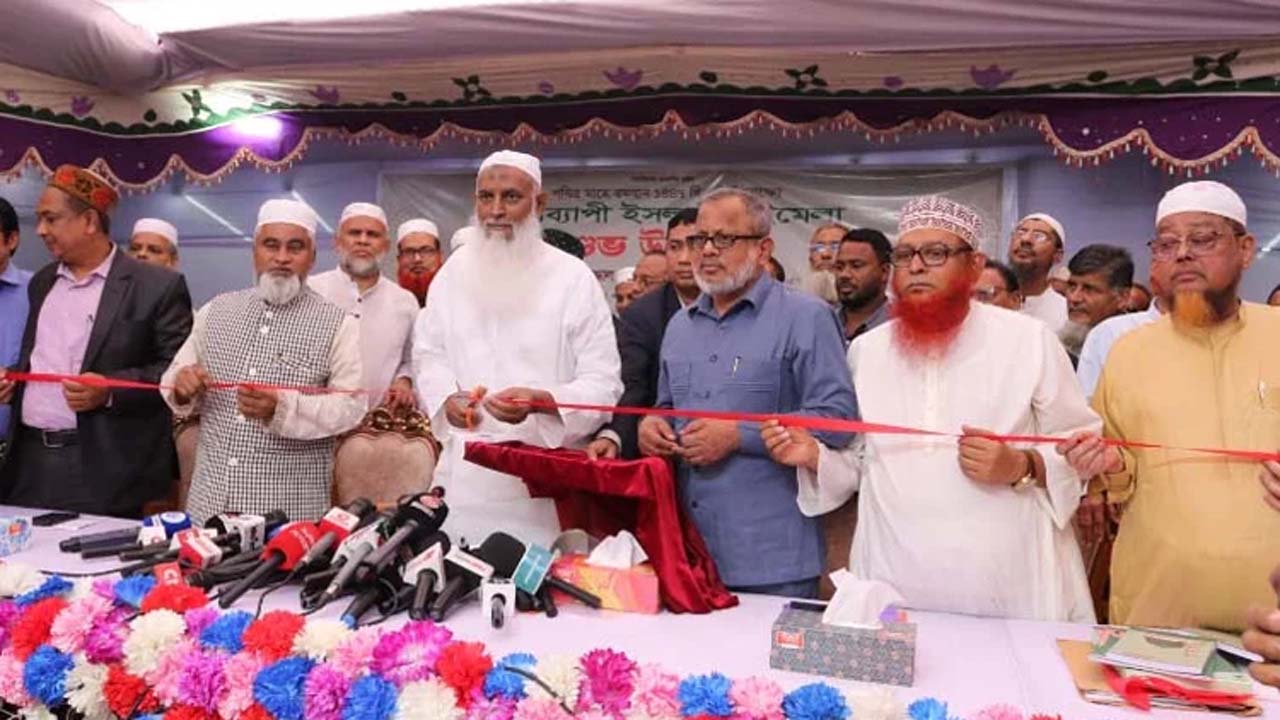 রাজধানীর বায়তুল মুকাররম জাতীয় মসজিদ-এর দক্ষিণ গেটে আয়োজিত মাসব্যাপী ইসলামি বইমেলার উদ্বোধনী অনুষ্ঠানে ধর্মমন্ত্রী কাজী শাহ মোফাজ্জাল হোসাইন কায়কোবাদ