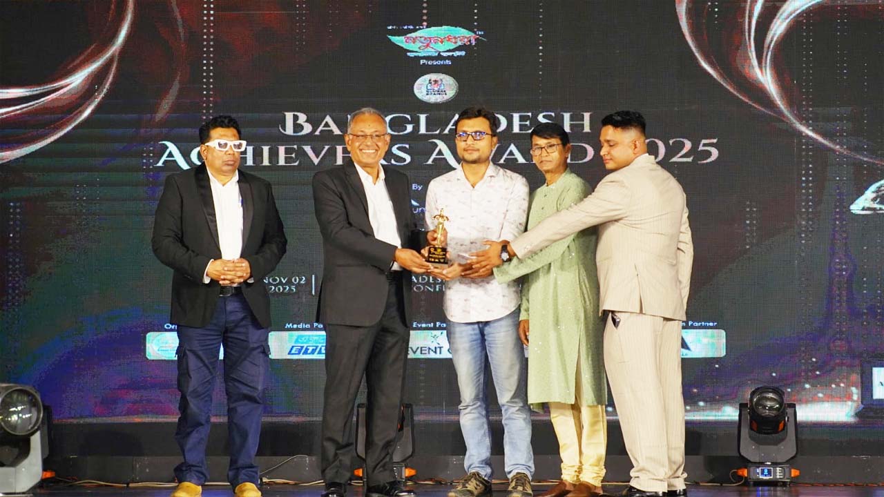 বাংলাদেশ অ্যাচিভার্স অ্যাওয়ার্ড গ্রহণ করছেন কাজী ইফতেখার রহমান