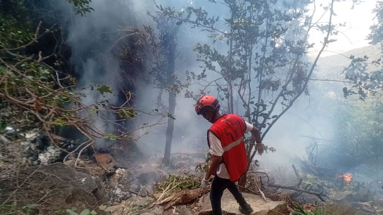 হেলিকপ্টার বিধ্বস্ত হওয়ার ঘটনাস্থলে কেনিয়া রেড ক্রসের সদস্য