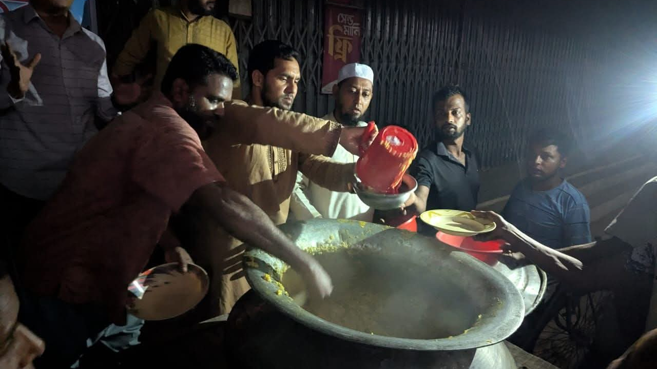 বন্যার্তদের মাঝে জামায়াতের খাদ্য সহায়তা