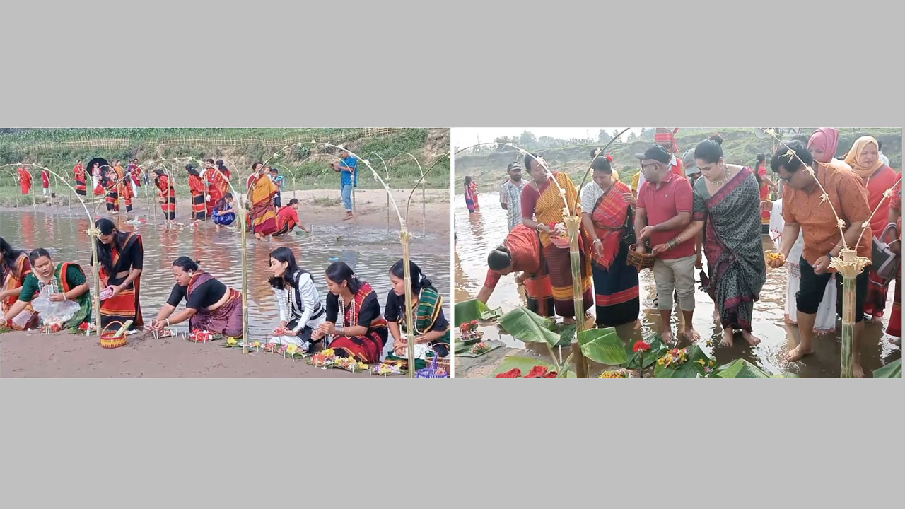 গঙ্গা দেবীর উদ্দেশে ফুল ভাসাচ্ছেন ত্রিপুরা নারীরা