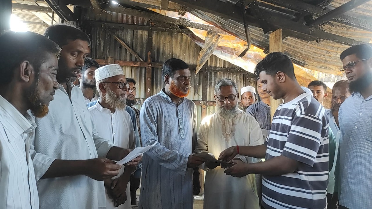 খাগড়াছড়ির মহালছড়িতে অগ্নিকাণ্ডে ক্ষতিগ্রস্ত ব্যবসায়ীদের পাশে জামায়াত ইসলামী