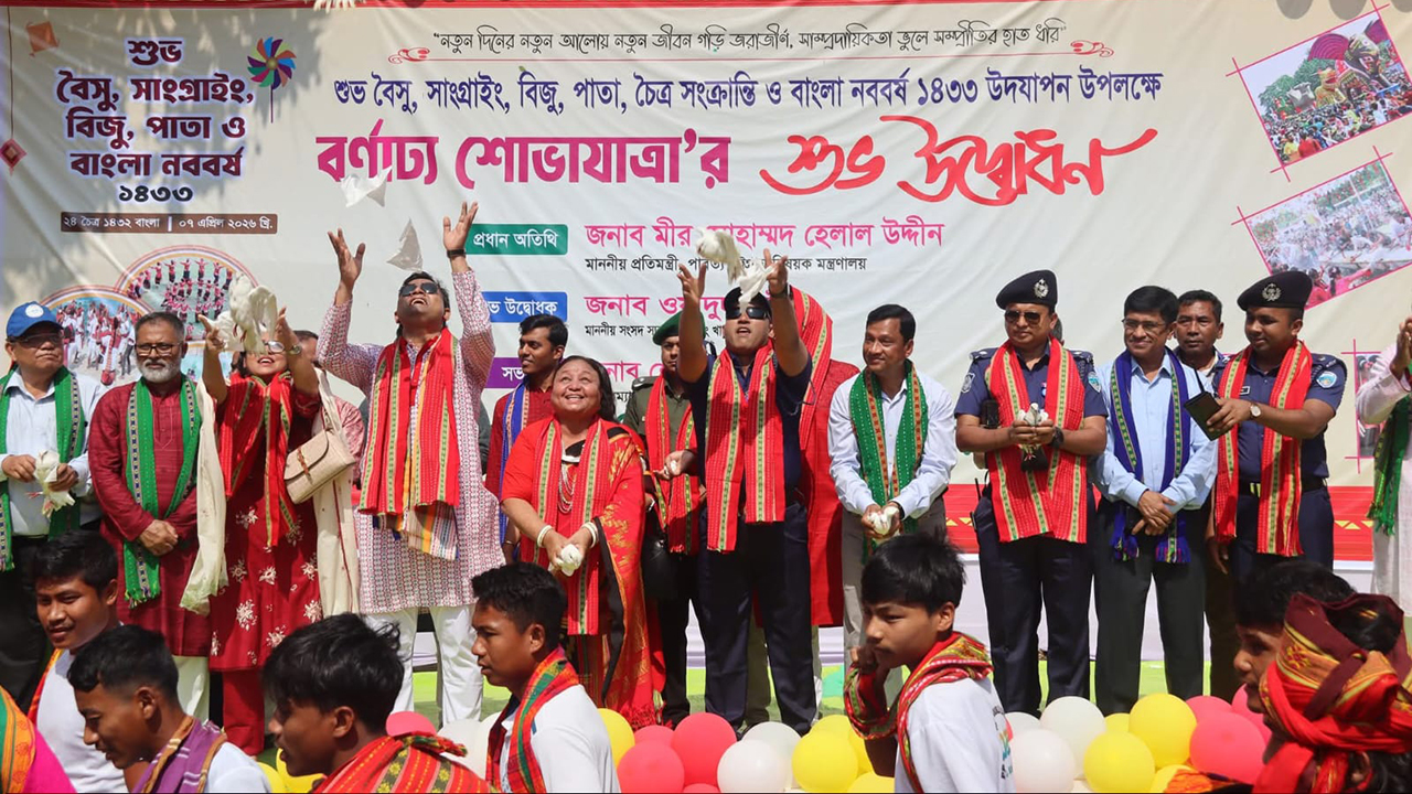 শান্তির পায়রা ও রঙিন বেলুন উড়িয়ে শোভাযাত্রার উদ্বোধন করেন পরিষদের চেয়ারম্যান শেফালিকা ত্রিপুরা
