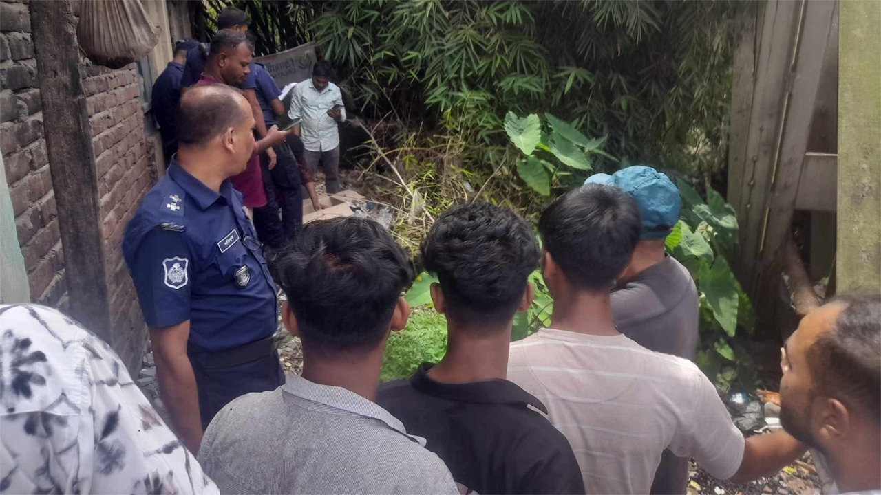 পুলিশ লাশ উদ্ধার করছে
