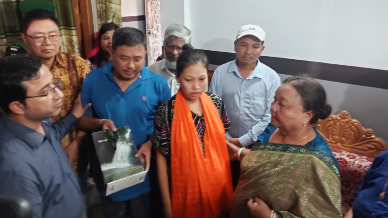 গুইমারায় ক্ষতিগ্রস্ত এলাকা পরিদর্শন প্রশাসনের লোকদের