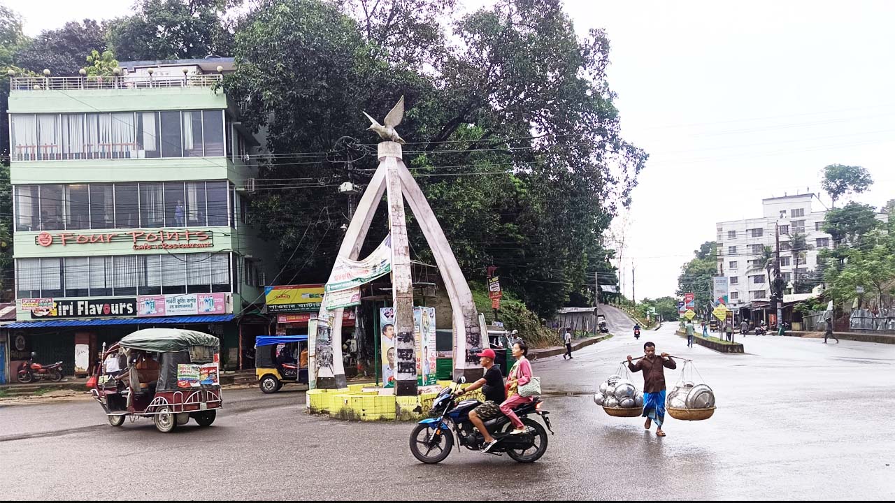 সীমিত হলেও শহরে ব্যাটারিচালিত অটোরিকশা, মোটরবাইকসহ ব্যক্তিগত যান চলাচল করছে