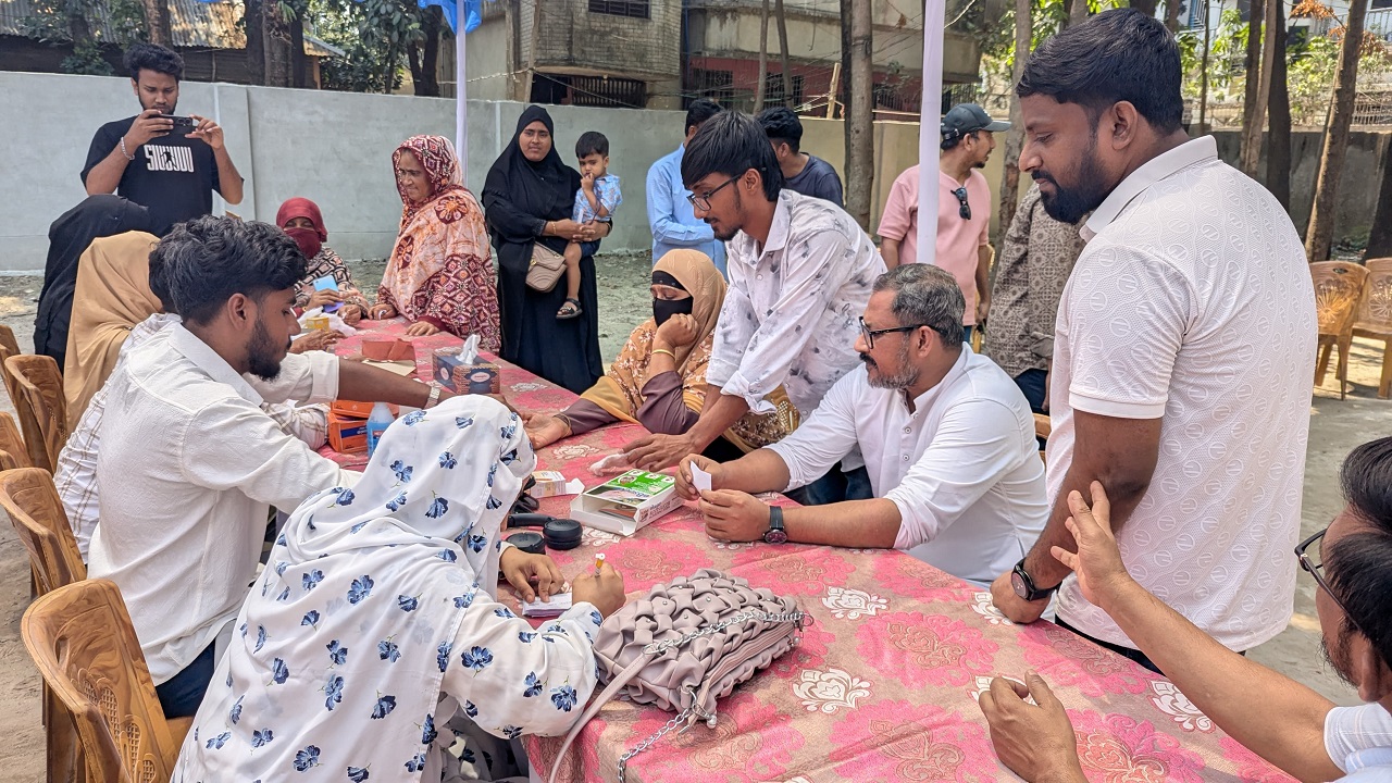মুন্সীগঞ্জে ফ্রি মেডিক্যাল ক্যাম্পে ভিড়, চিকিৎসাসেবা পেলেন ৩ শতাধিক মানুষ