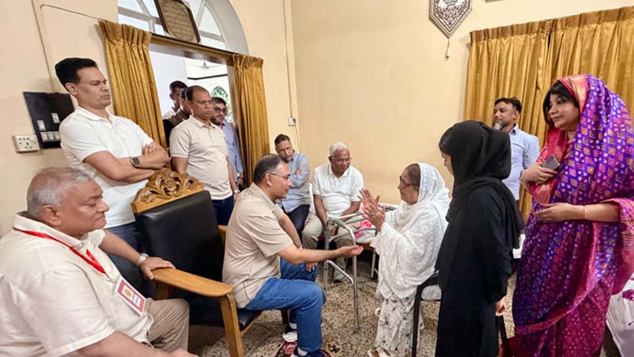 মৌলভীবাজার সফরকালে সাবেক সংসদ সদস্য খালেদা রাব্বানীর বাসায় যান প্রধানমন্ত্রী তারেক রহমান