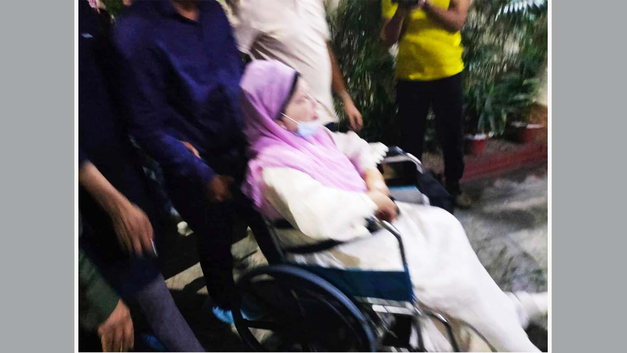 রাত সাড়ে ১১টায় বাসায় ফিরেছেন খালেদা জিয়া