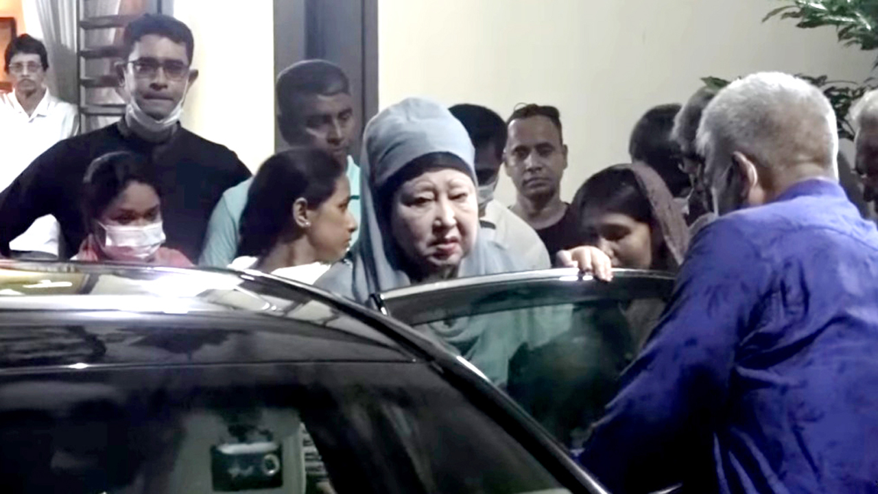 হাসপাতালের উদ্দেশে বাসা থেকে বের হচ্ছেন খালেদা জিয়া