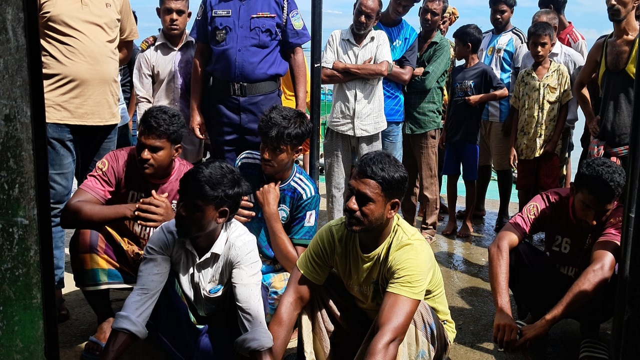খালিয়াজুরীতে বালু উত্তোলনের সময় নৌকাসহ পাঁচজনকে আটক করে জরিমানা