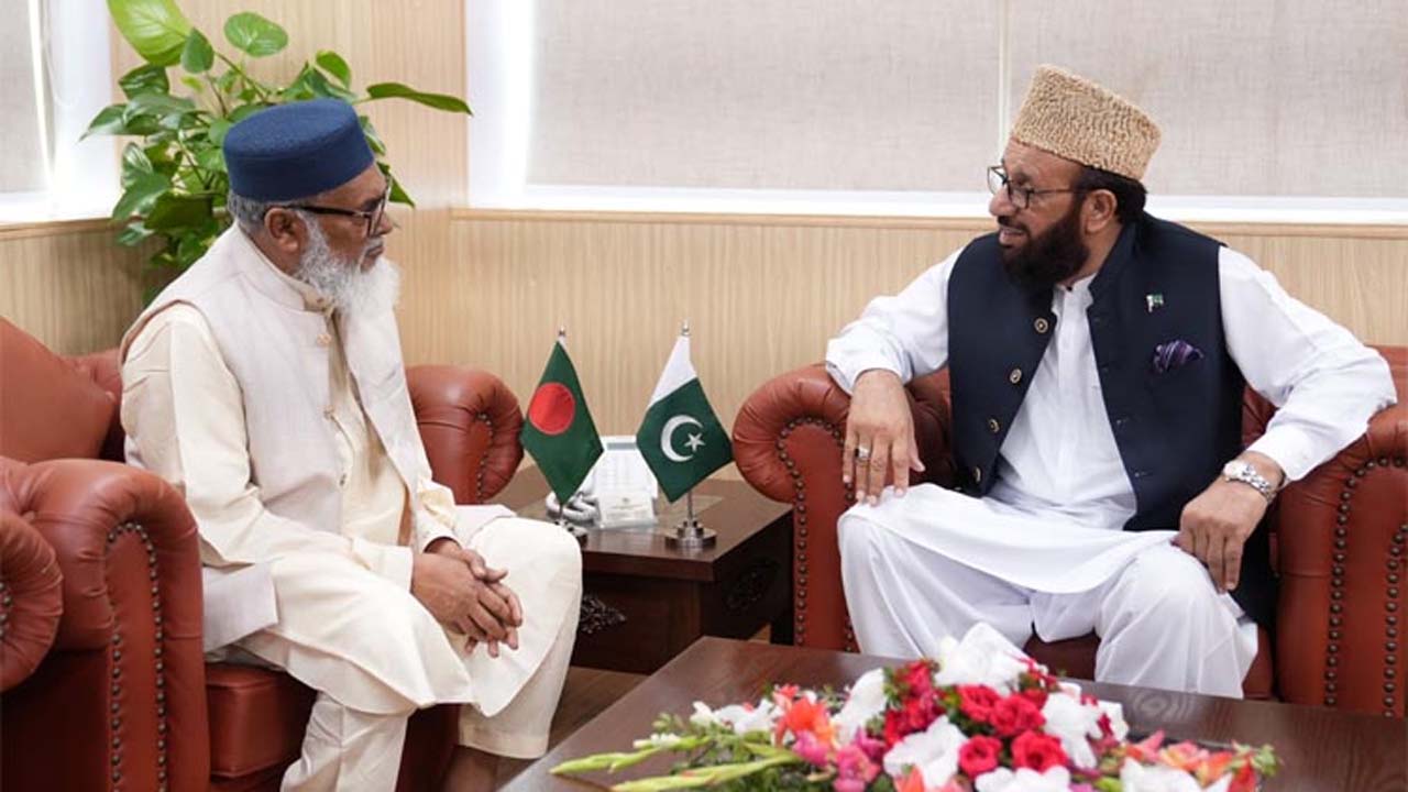 পাকিস্তানের ধর্ম বিষয়ক ও আন্তঃধর্মীয় সম্প্রীতি মন্ত্রণালয়ের ফেডারেল মন্ত্রীর সাথে ধর্ম উপদেষ্টার সাক্ষাৎ