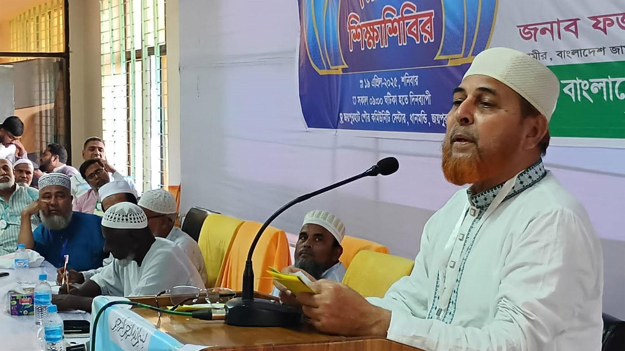 জয়পুরহাটে বক্তব্য দিচ্ছেন মাওলানা রফিকুল ইসলাম খান