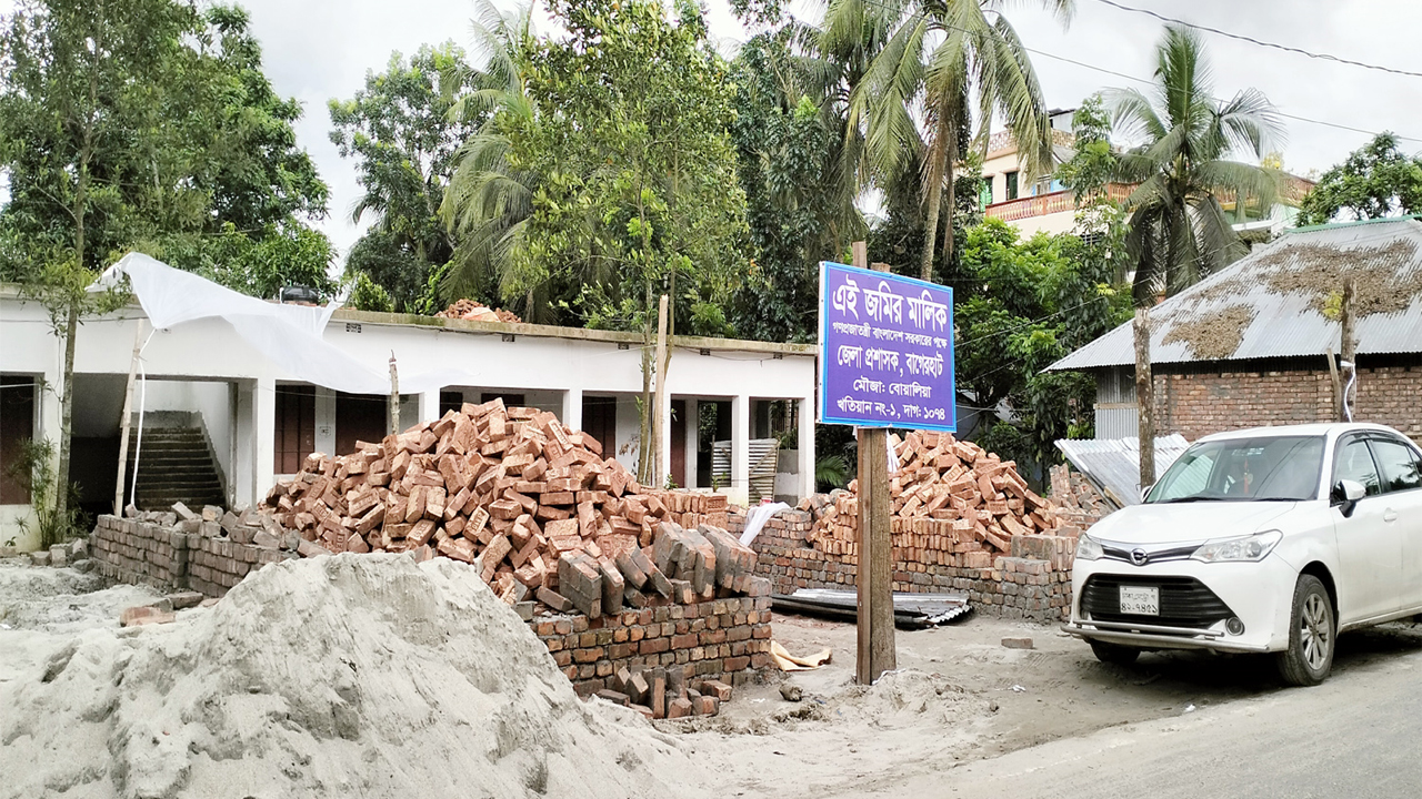 উদ্ধার করা জমিতে জেলা প্রশাসকের নামে ফলক স্থাপন করা হয়েছে