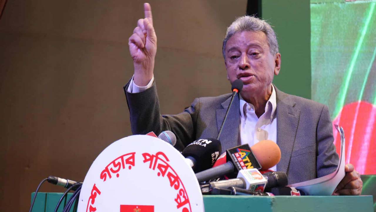 অনুষ্ঠানে বক্তব্য রাখছেন বিএনপির স্থায়ী কমিটির সদস্য আমীর খসরু মাহমুদ চৌধুরী