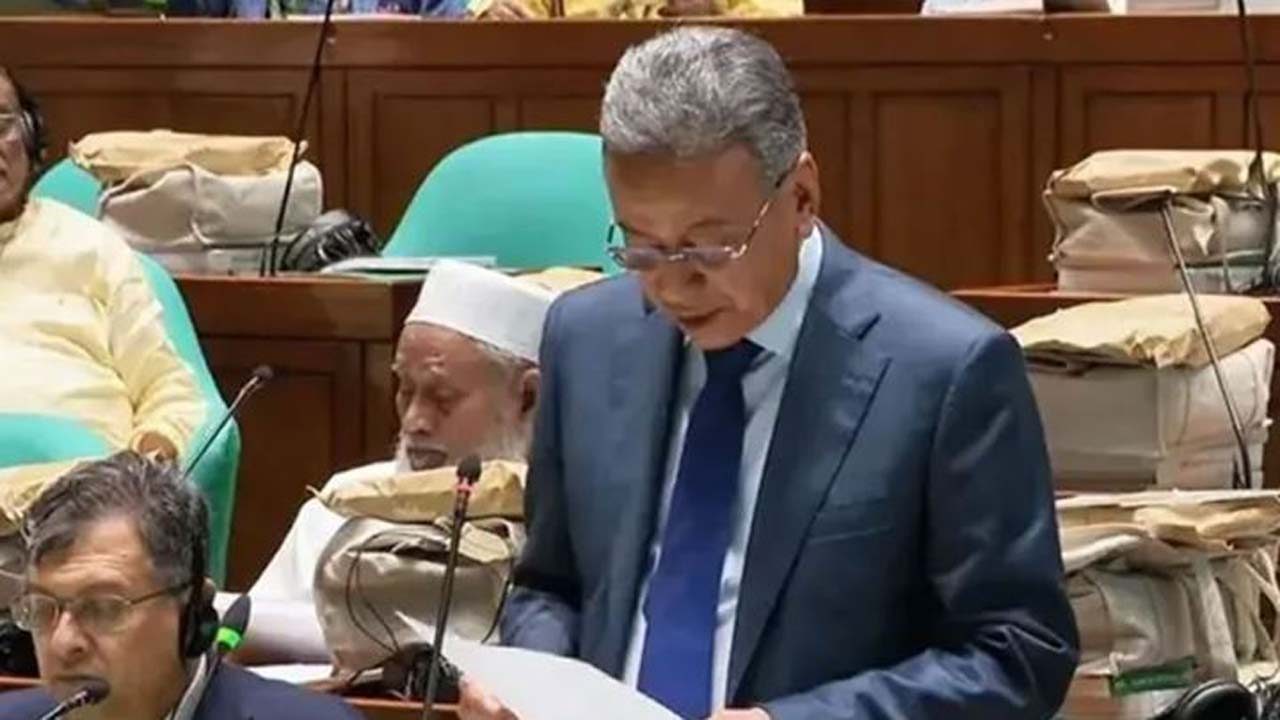 সংসদে অর্থমন্ত্রী আমির খসরু মাহমুদ চৌধুরী