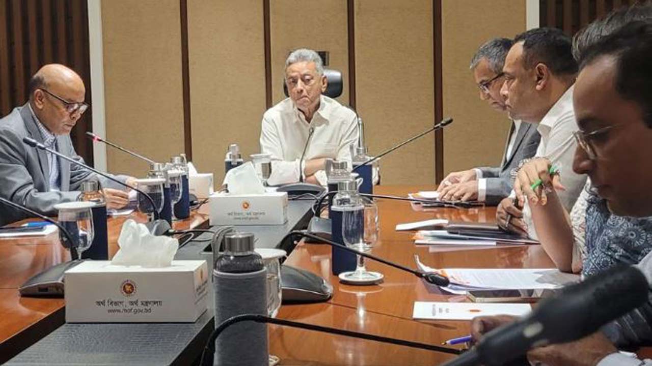 প্রাক-বাজেট আলোচনায় অর্থমন্ত্রী আমির খসরু মাহমুদ চৌধুরী