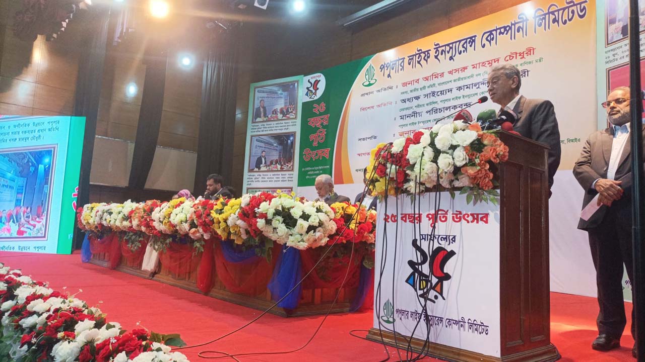 আলোচনা সভায় বক্তব্য রাখছেন বিএনপির স্থায়ী কমিটির সদস্য আমীর খসরু মাহমুদ চৌধুরী