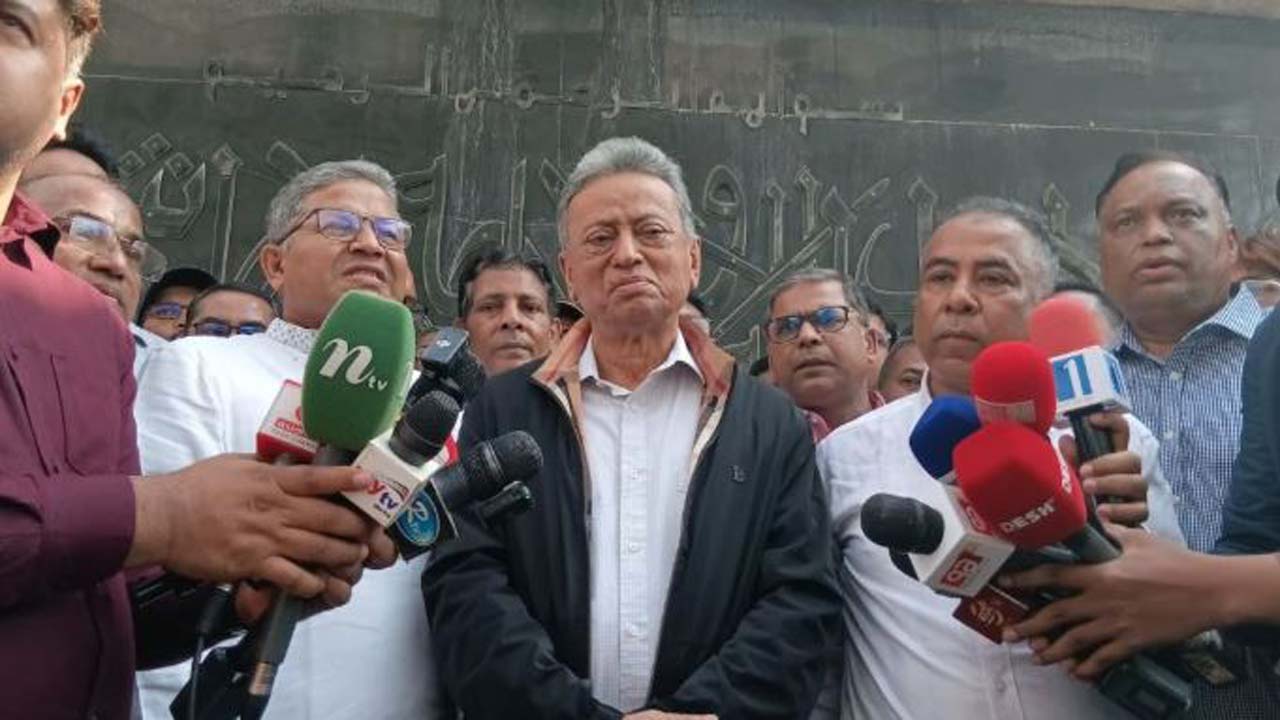 কথা বলছেন বিএনপির স্থায়ী কমিটির সদস্য আমীর খসরু মাহমুদ চৌধুরী