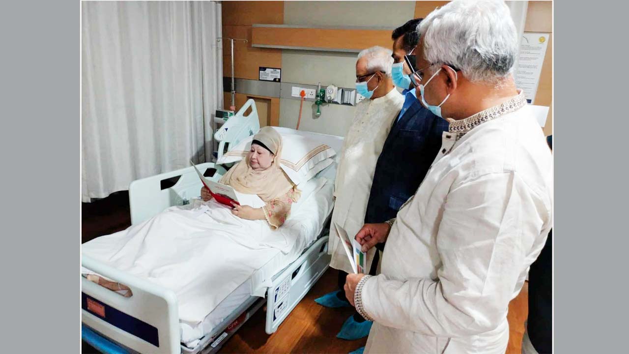 ঐকমত্য কমিশনের প্রতিনিধিদল এভারকেয়ার হাসপাতালে খালেদা জিয়ার সাথে সাক্ষাৎ করেন