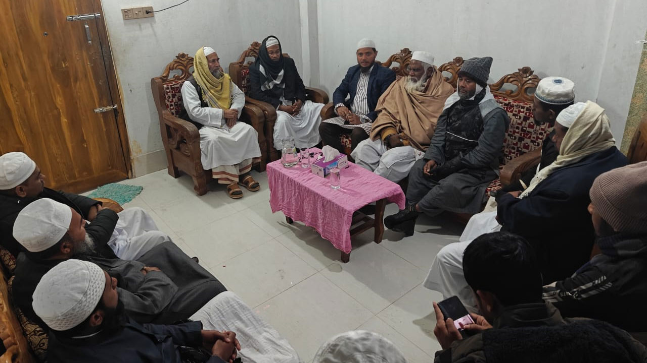 খেলাফত মজলিসের প্রার্থী মাওলানা আইয়ুব বিন মূসার বাসভবনে অনুষ্ঠিত মতবিনিময় সভা