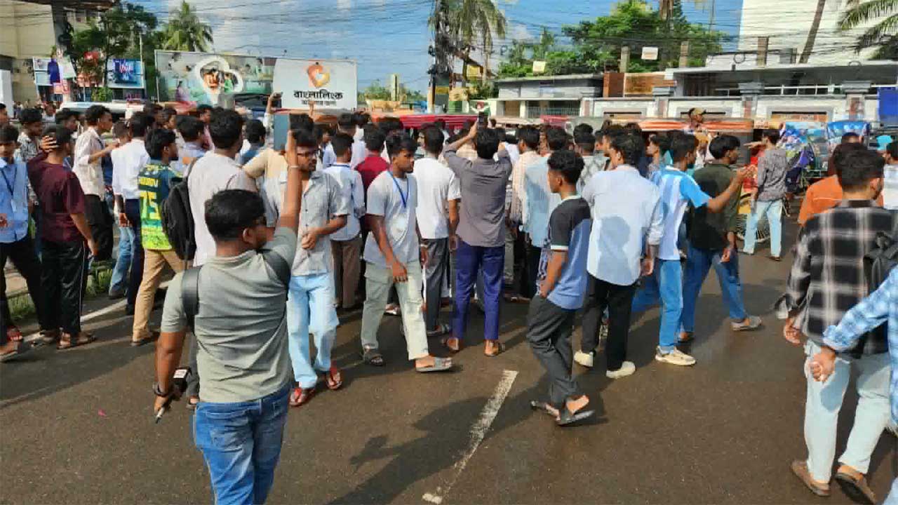 খুলনা নগরীর ব্যস্ততম শিববাড়ী মোড়ে শিক্ষার্থীদের অবরোধ