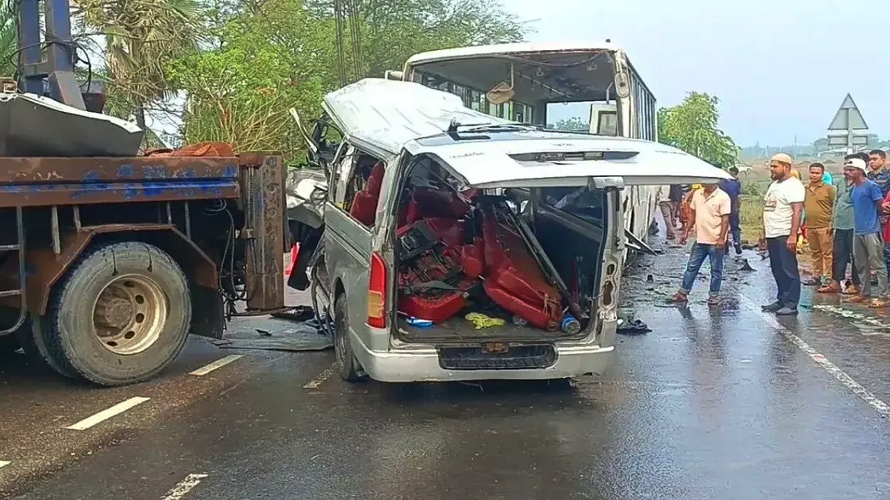 রামপাল সড়ক দুর্ঘটনায় ক্ষতিগ্রস্ত মাইক্রোবাস