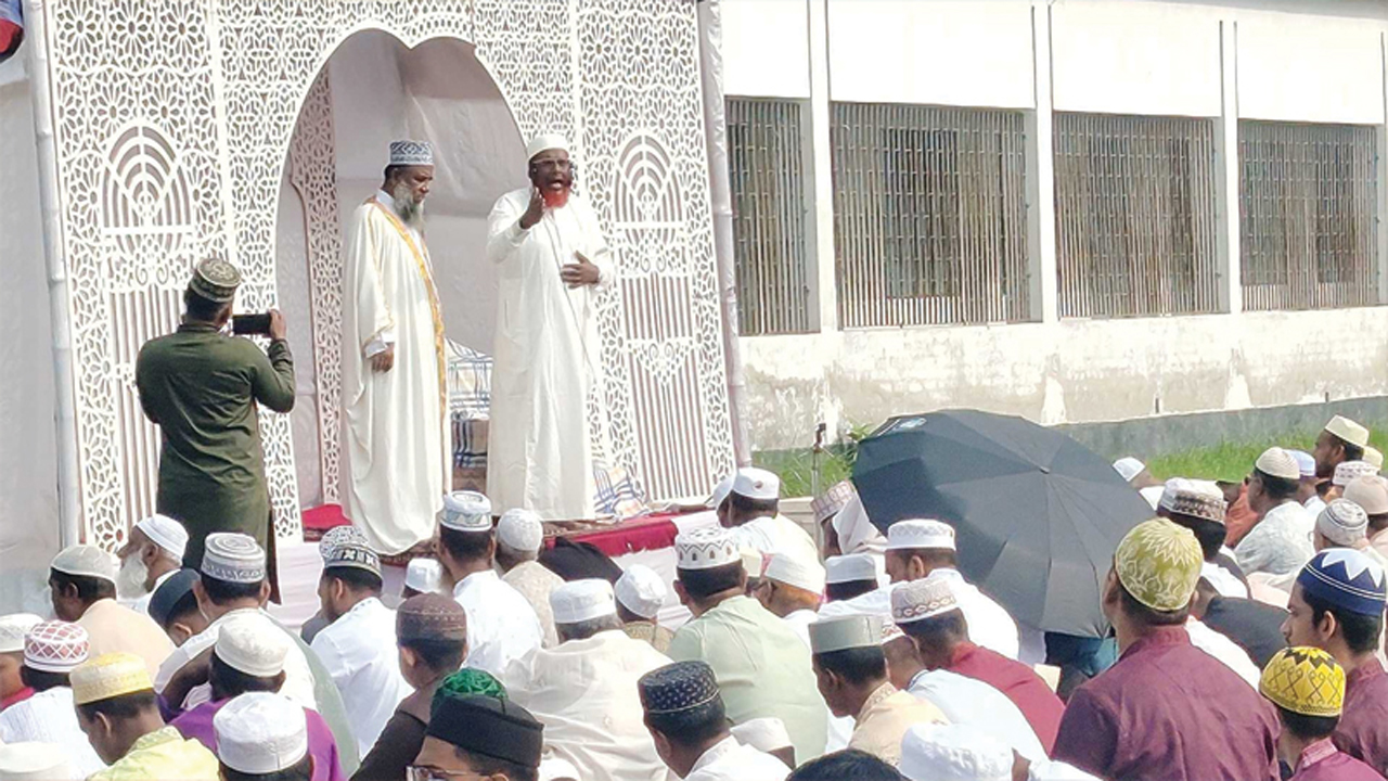 খুলনা কেন্দ্রীয় ঈদগাহ ময়দানে ঈদের নামাজ শেষে সংক্ষিপ্ত বক্তব্য দেন