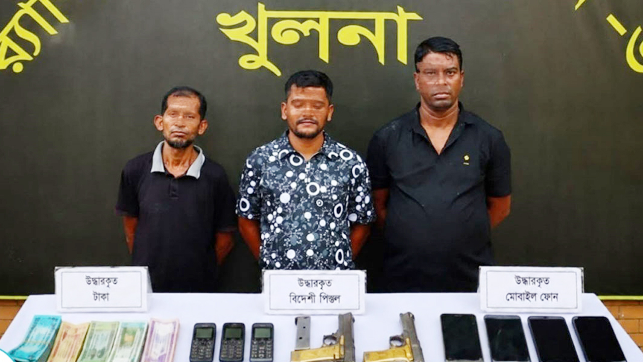 উদ্ধারকৃত পিস্তল, গুলি, মোবাইলফোন ও টাকাসহ গ্রেফতার তিন সন্ত্রাসী