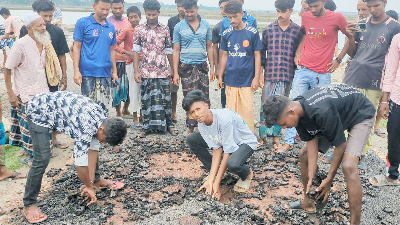 হাতের স্পর্শেই উঠে যাচ্ছে সড়কের পিচ
