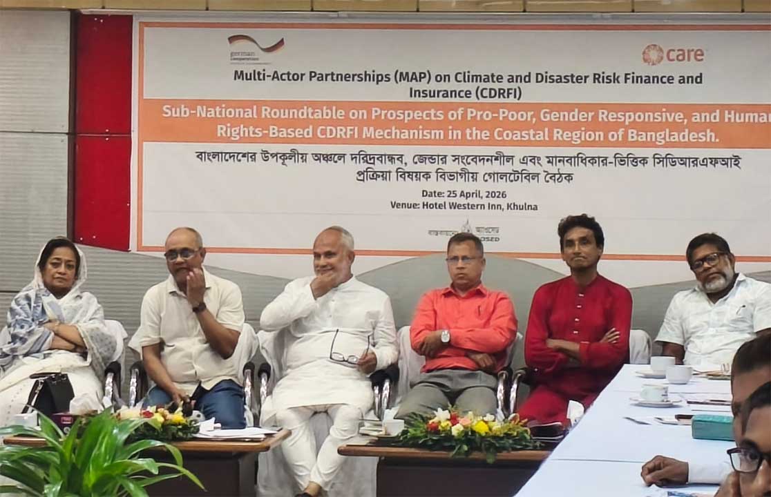 খুলনায় জলবায়ুবিষয়ক গোলটেবিল বৈঠকে অতিথিরা