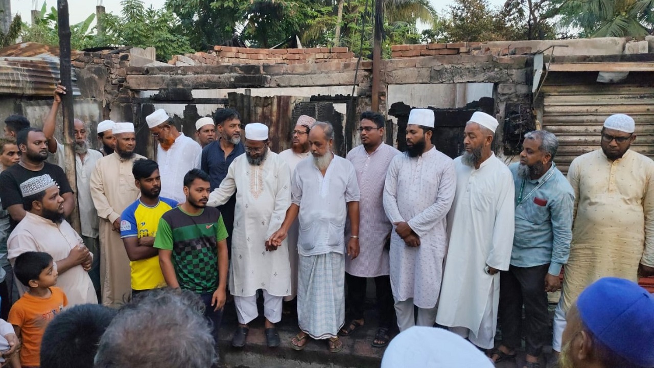 খুলনার খালিশপুরে আগুনে ক্ষতিগ্রস্তদের পাশে জামায়াতে ইসলামী