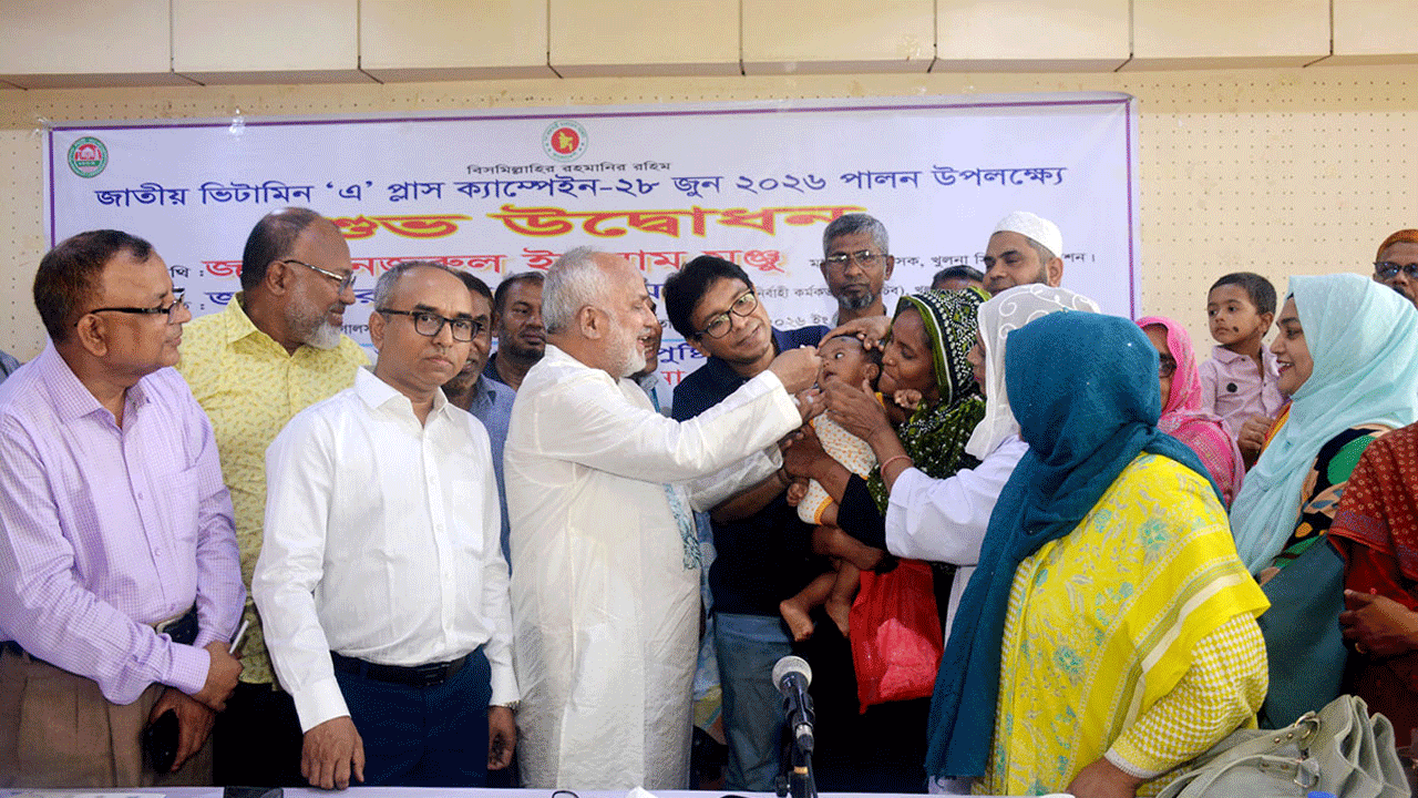 শিশুদের ভিটামিন ‘এ’ খাওয়াচ্ছেন নজরুল ইসলাম মঞ্জু