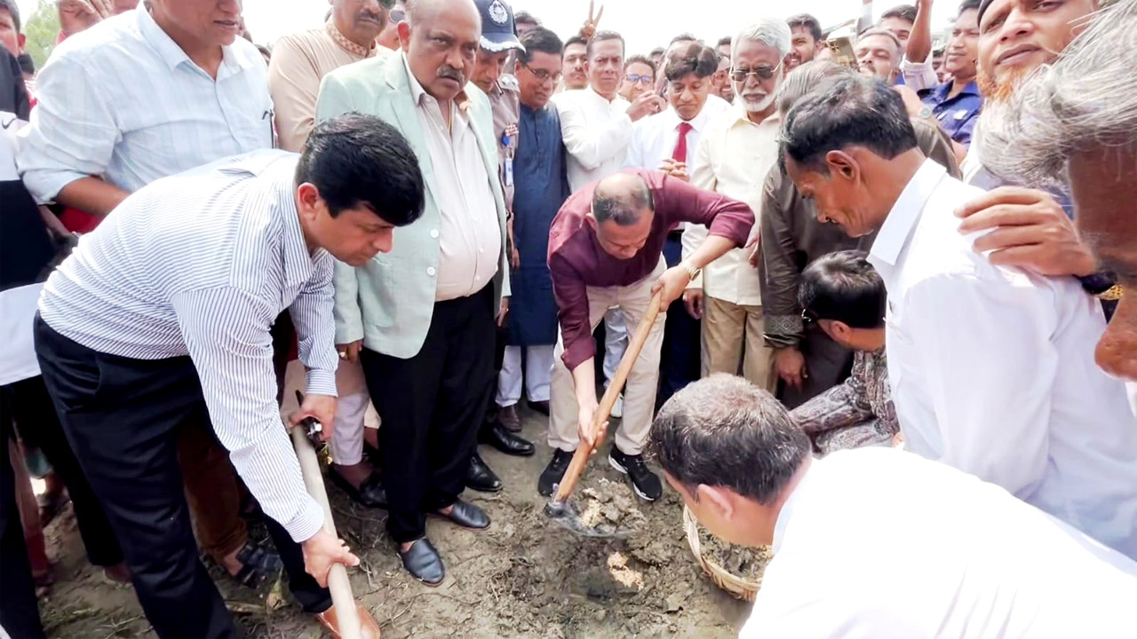 কিশোরগঞ্জে খাল খনন কর্মসূচির উদ্বোধন করলেন প্রতিমন্ত্রী শরীফুল আলম
