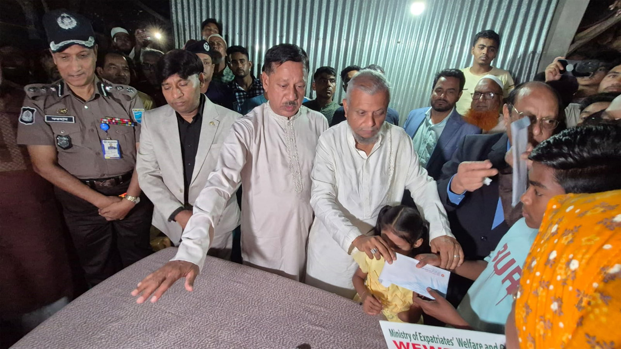 নিহত বাচ্চু মিয়ার পরিবারকে আর্থিক সহায়তা প্রদান করছেন প্রবাসী কল্যাণমন্ত্রী