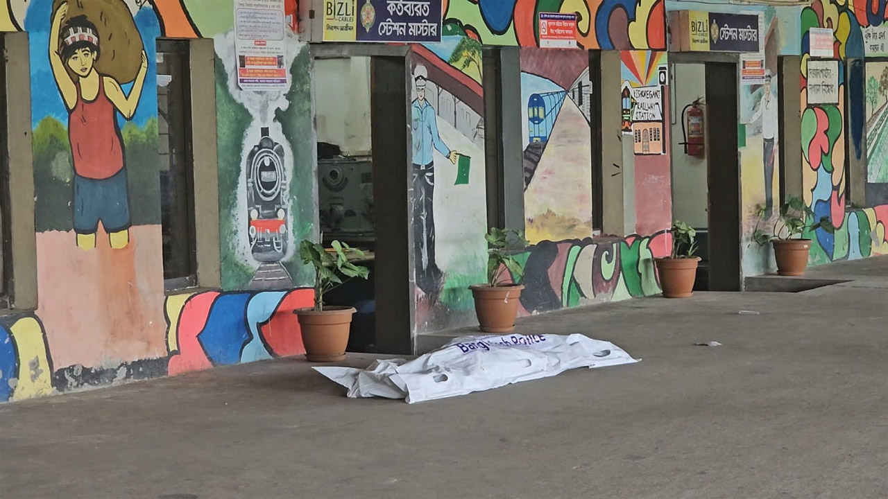কিশোরগঞ্জ রেলস্টেশনে পড়ে আছে লাশ
