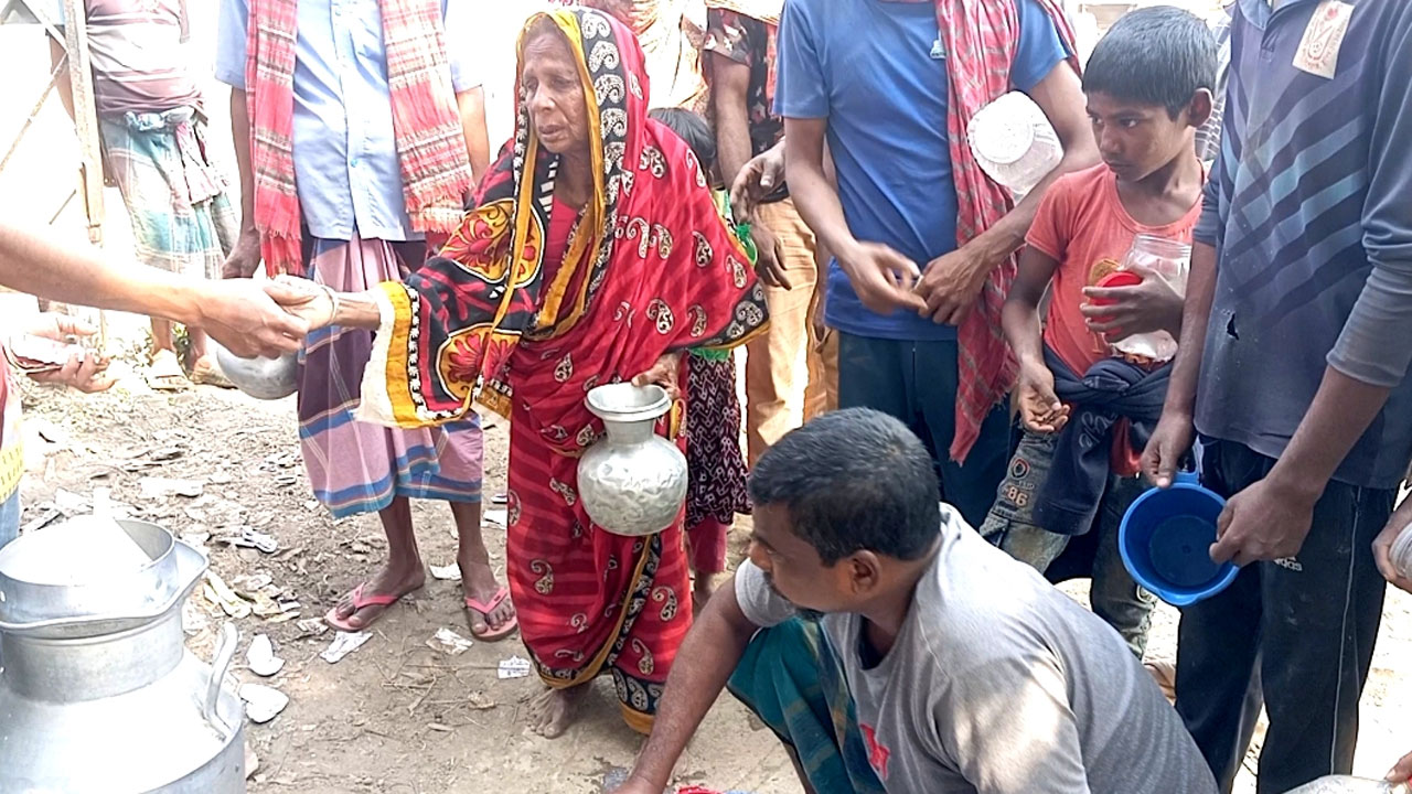 ১০ টাকা লিটারে দুধ কিনছেন ক্রেতারা