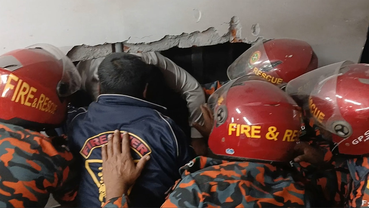 ফায়ার সার্ভিসের উদ্ধার তৎপরতা