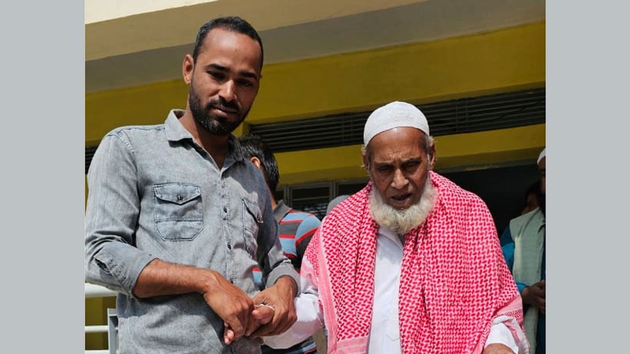 কিশোরগঞ্জে ছেলের কাঁধে ভর করে ভোট দিলেন শতবর্ষী ওয়াদুদ