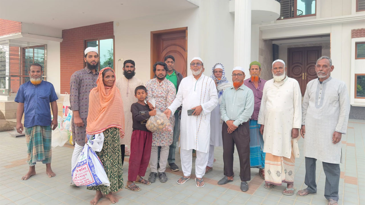 মাহমুদ প্যালেস প্রাঙ্গণে সাহরি ও ইফতার সামগ্রী বিতরণ