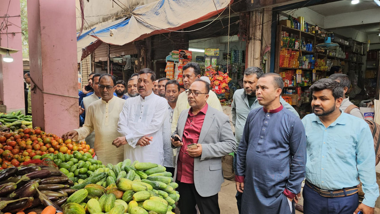 বাজার মনিটরিং করছেন এমপি জালাল উদ্দীন