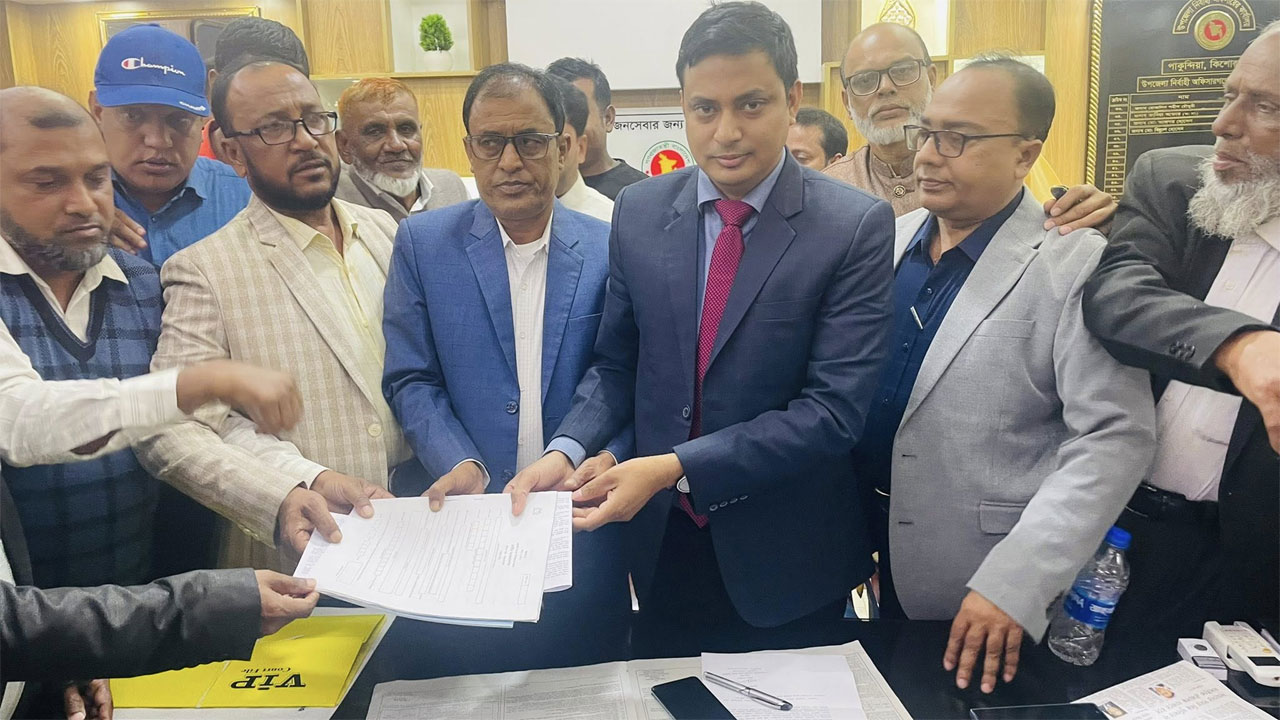 কিশোরগঞ্জ-২ আসনে বিএনপি প্রার্থী অ্যাডভোকেট জালাল উদ্দীনের পক্ষে মনোনয়ন ফরম সংগ্রহ