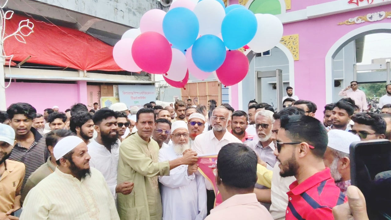 বেলুন উড়িয়ে বাণিজ্য মেলার উদ্বোধন করেন সংসদ সদস্য মাজহারুল ইসলাম